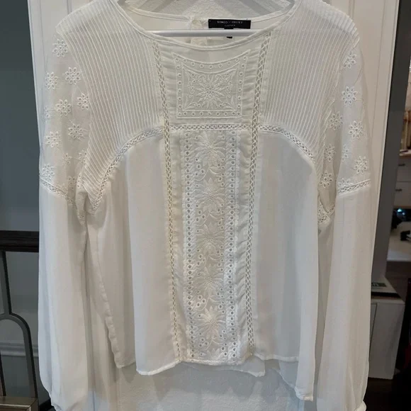 Romeo + Juliet Couture White Embroidered Sheer Blouse | Size Medium - Picture 2 of 4